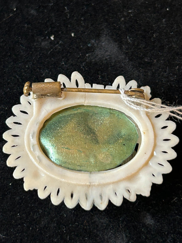 Elegant Vintage Swan Brooch - Detailed Carving - Collectible Style