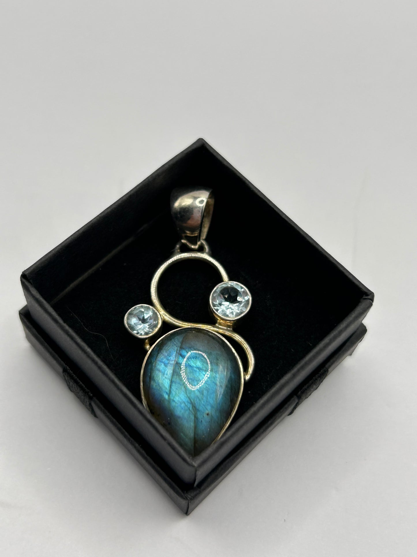 Mesmerising 16.75ct Spectrolite & Blue Topaz Sterling Silver Pendant (5.02g)