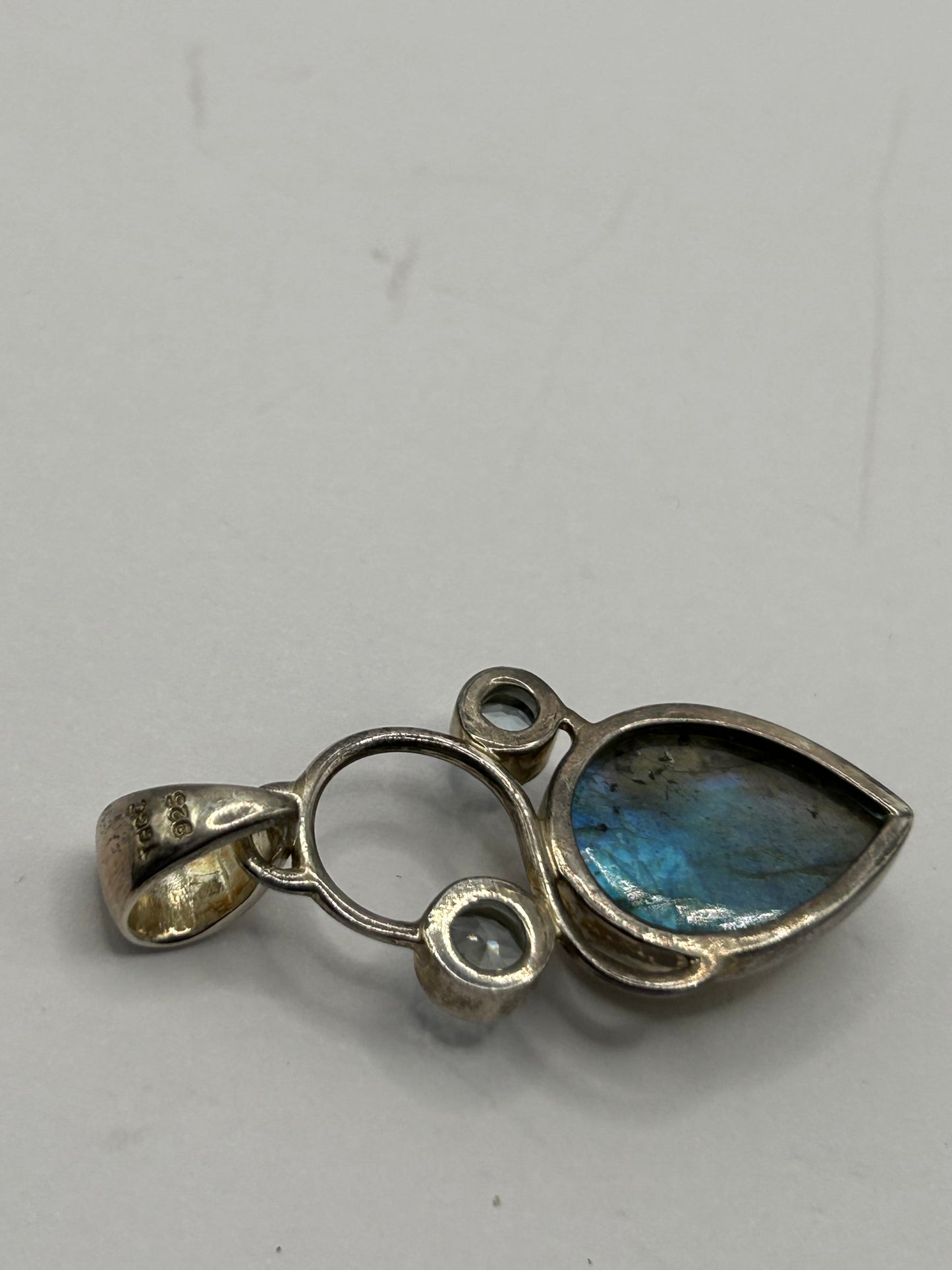 Mesmerising 16.75ct Spectrolite & Blue Topaz Sterling Silver Pendant (5.02g)