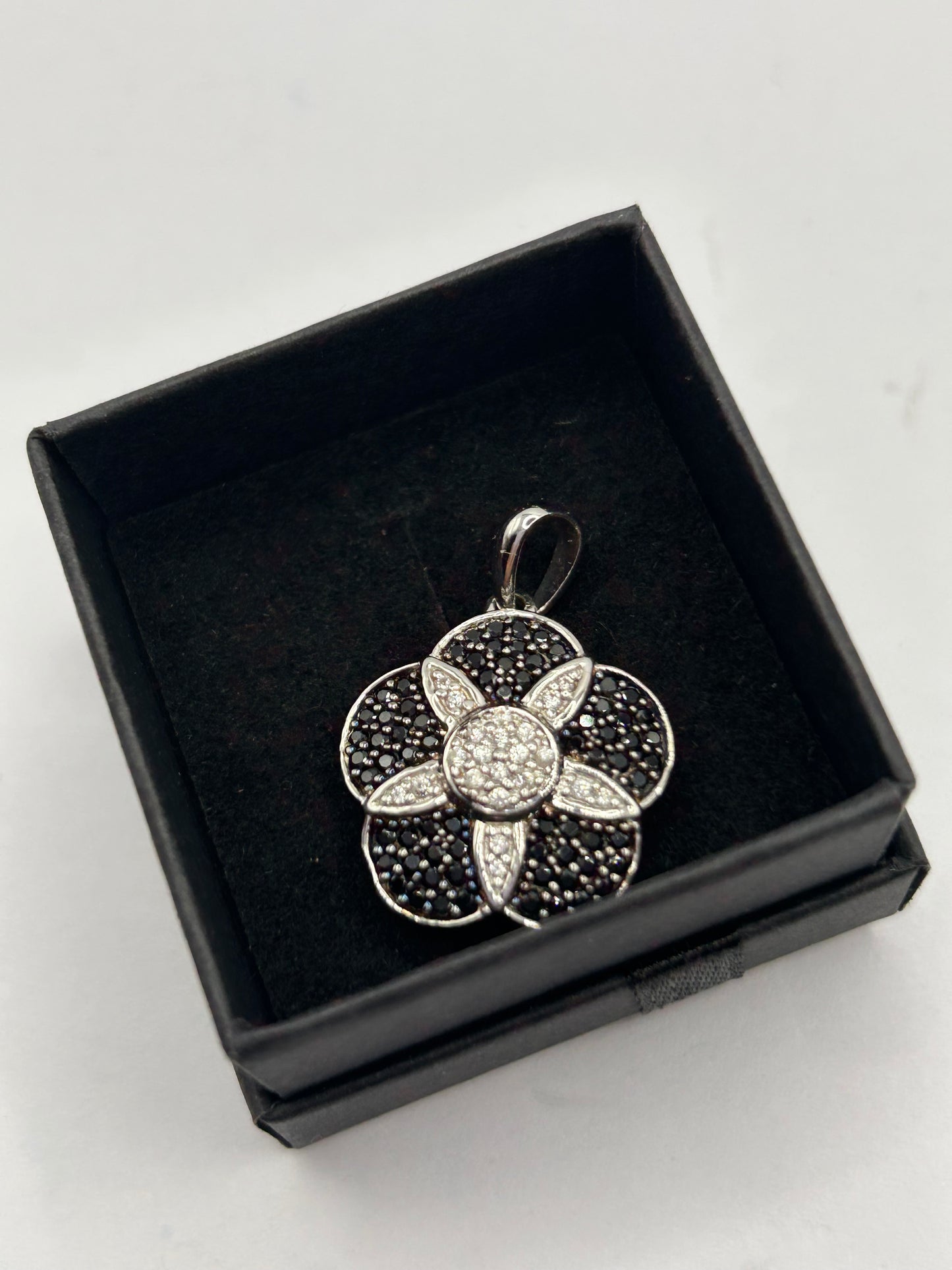 Sparkling 2.36ct Black Spinel & White Zircon Sterling Silver Flower Pendant (3.86g)