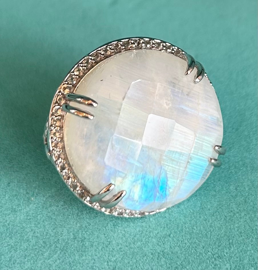 Capture the Celestial Glow: The Moonlight Ring