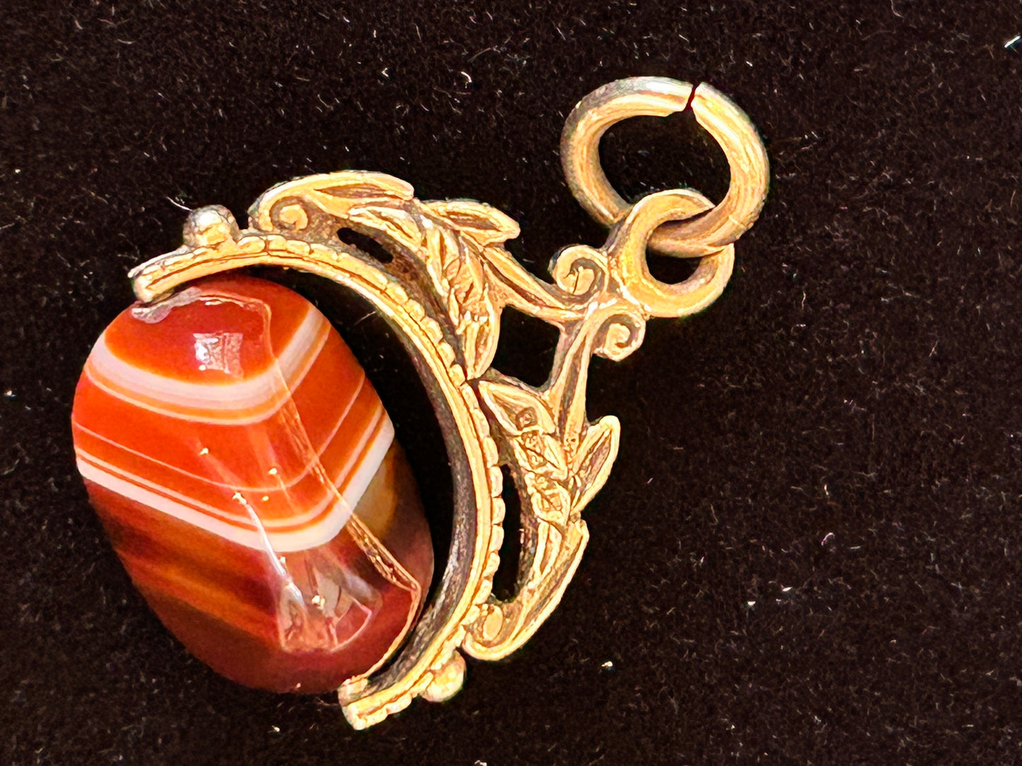Stunning Vintage 1974 9ct Gold Agate Spinner Fob