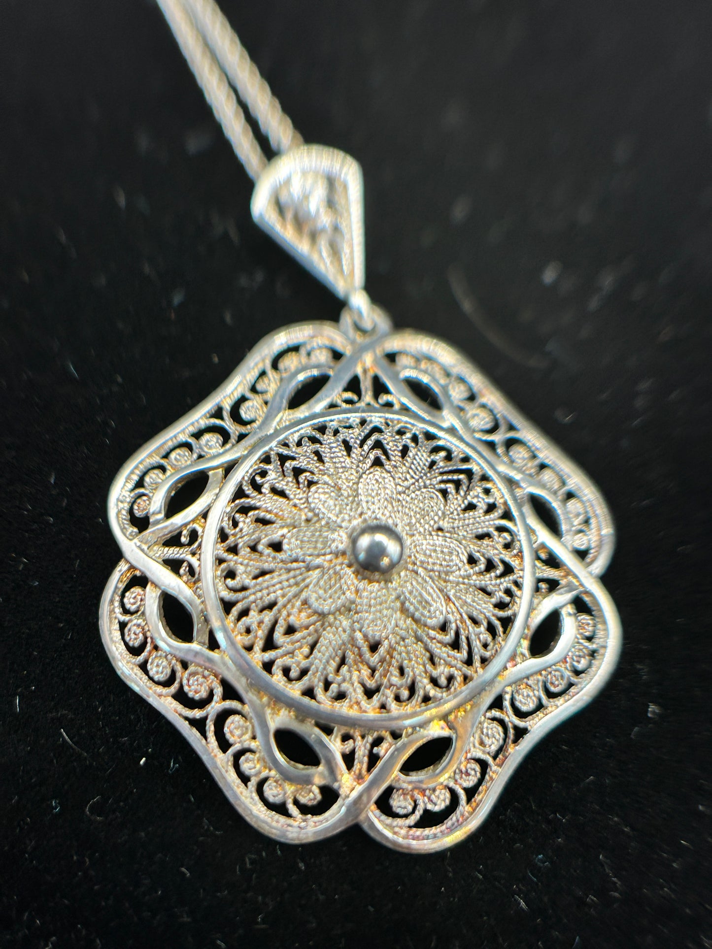 Stunning Silver Abstract Pendant & 16" Chain