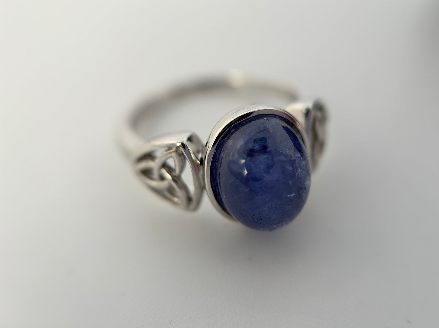 Stunning Tanzanite Cabochon 925 Silver Ring - 5.5ct & Celtic Design