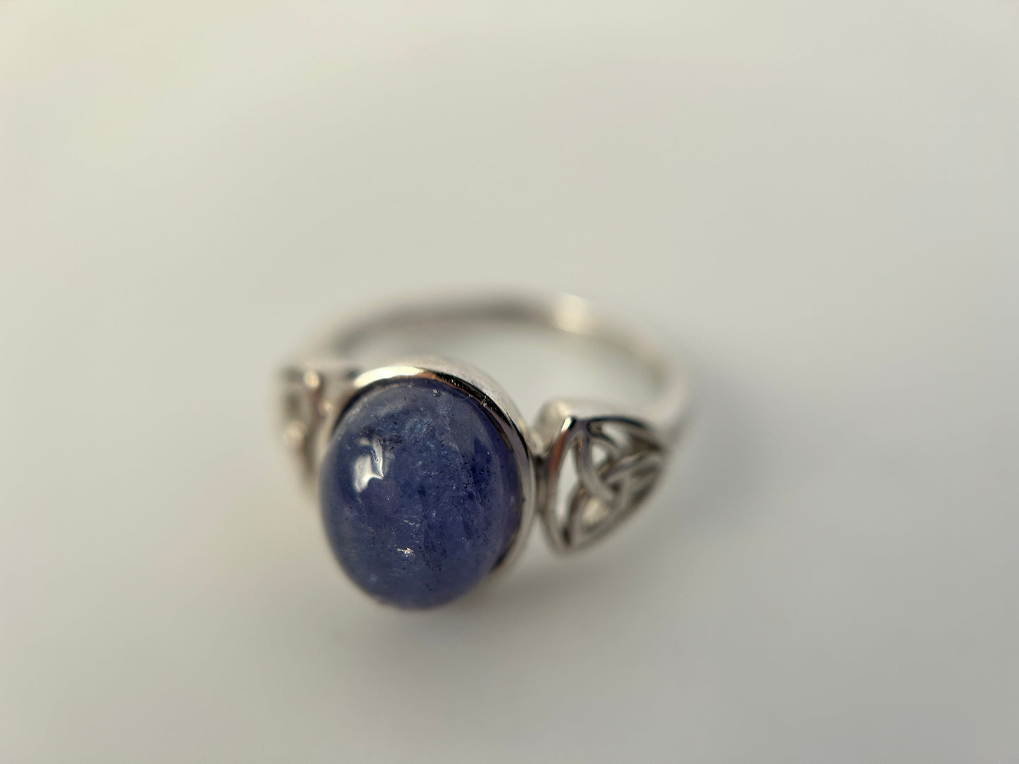 Stunning Tanzanite Cabochon 925 Silver Ring - 5.5ct & Celtic Design