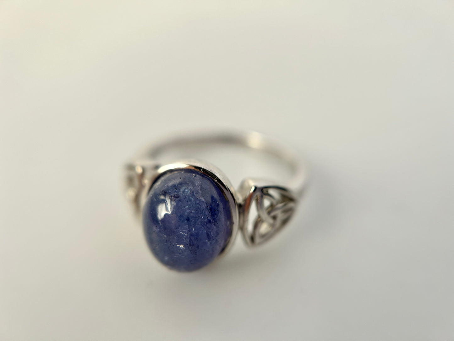 Stunning Tanzanite Cabochon 925 Silver Ring - 5.5ct & Celtic Design