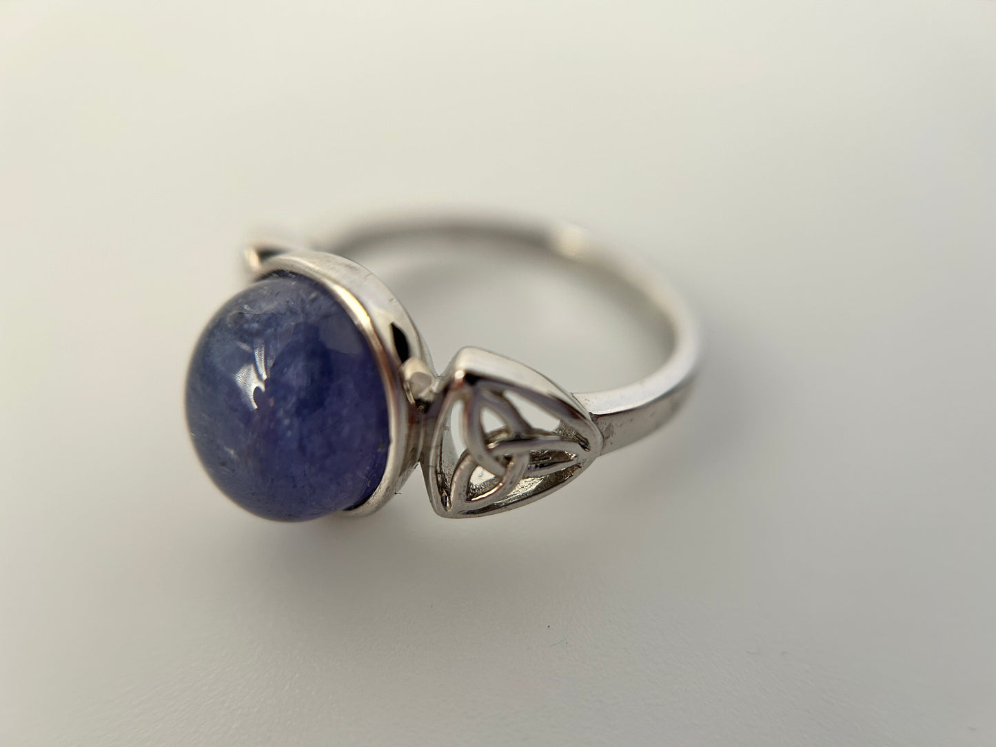 Stunning Tanzanite Cabochon 925 Silver Ring - 5.5ct & Celtic Design