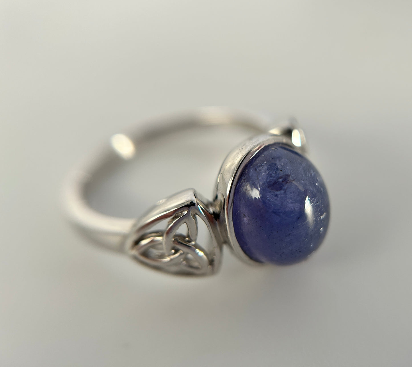 Stunning Tanzanite Cabochon 925 Silver Ring - 5.5ct & Celtic Design