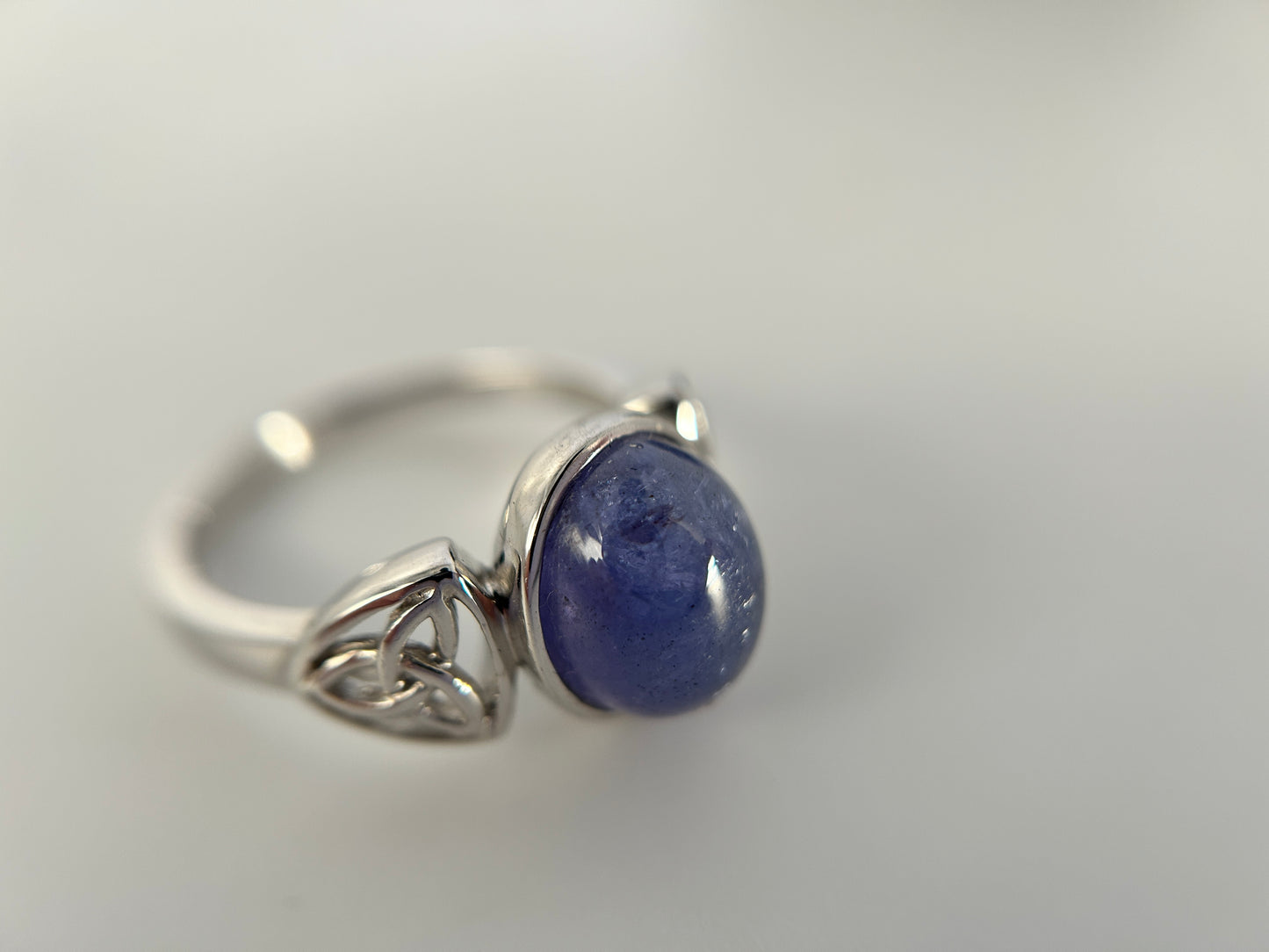 Stunning Tanzanite Cabochon 925 Silver Ring - 5.5ct & Celtic Design