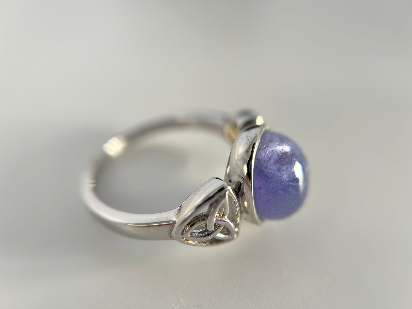Stunning Tanzanite Cabochon 925 Silver Ring - 5.5ct & Celtic Design