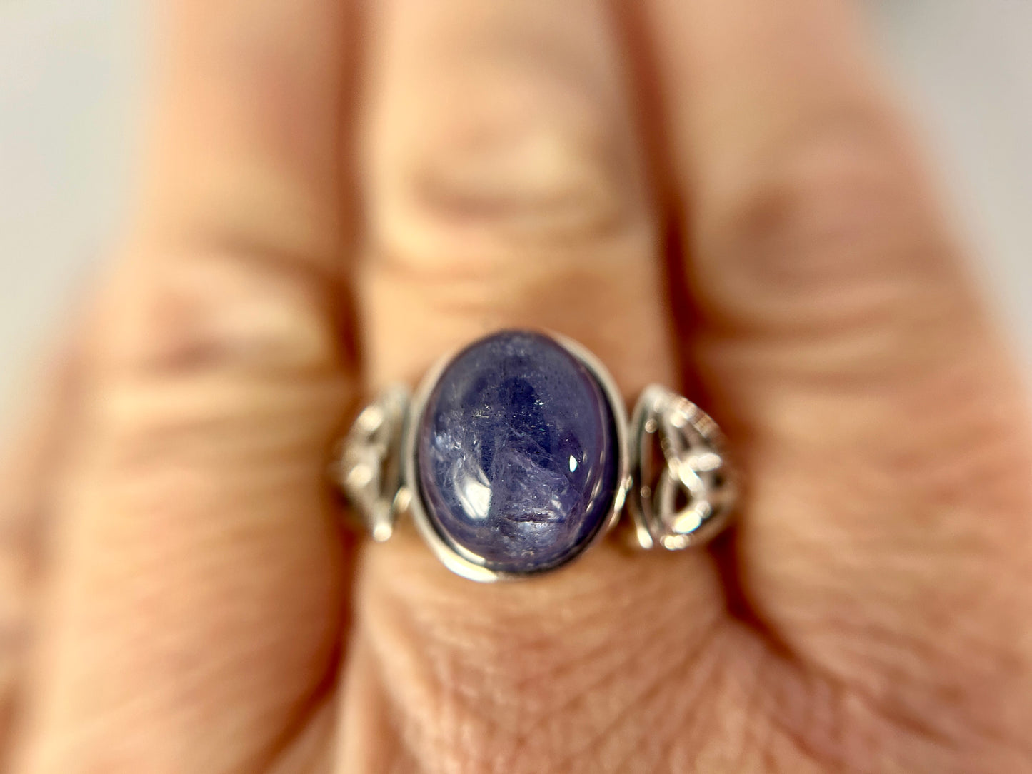 Stunning Tanzanite Cabochon 925 Silver Ring - 5.5ct & Celtic Design
