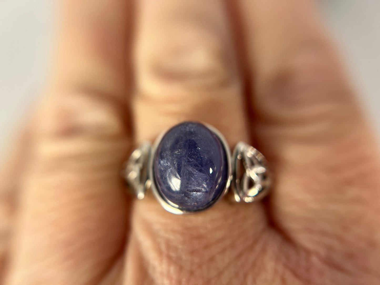 Stunning Tanzanite Cabochon 925 Silver Ring - 5.5ct & Celtic Design