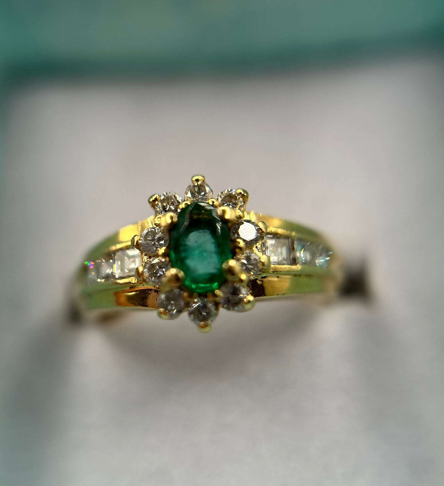 18ct Yellow Gold Emerald & Diamond Cluster Ring (3.15g) Vintage