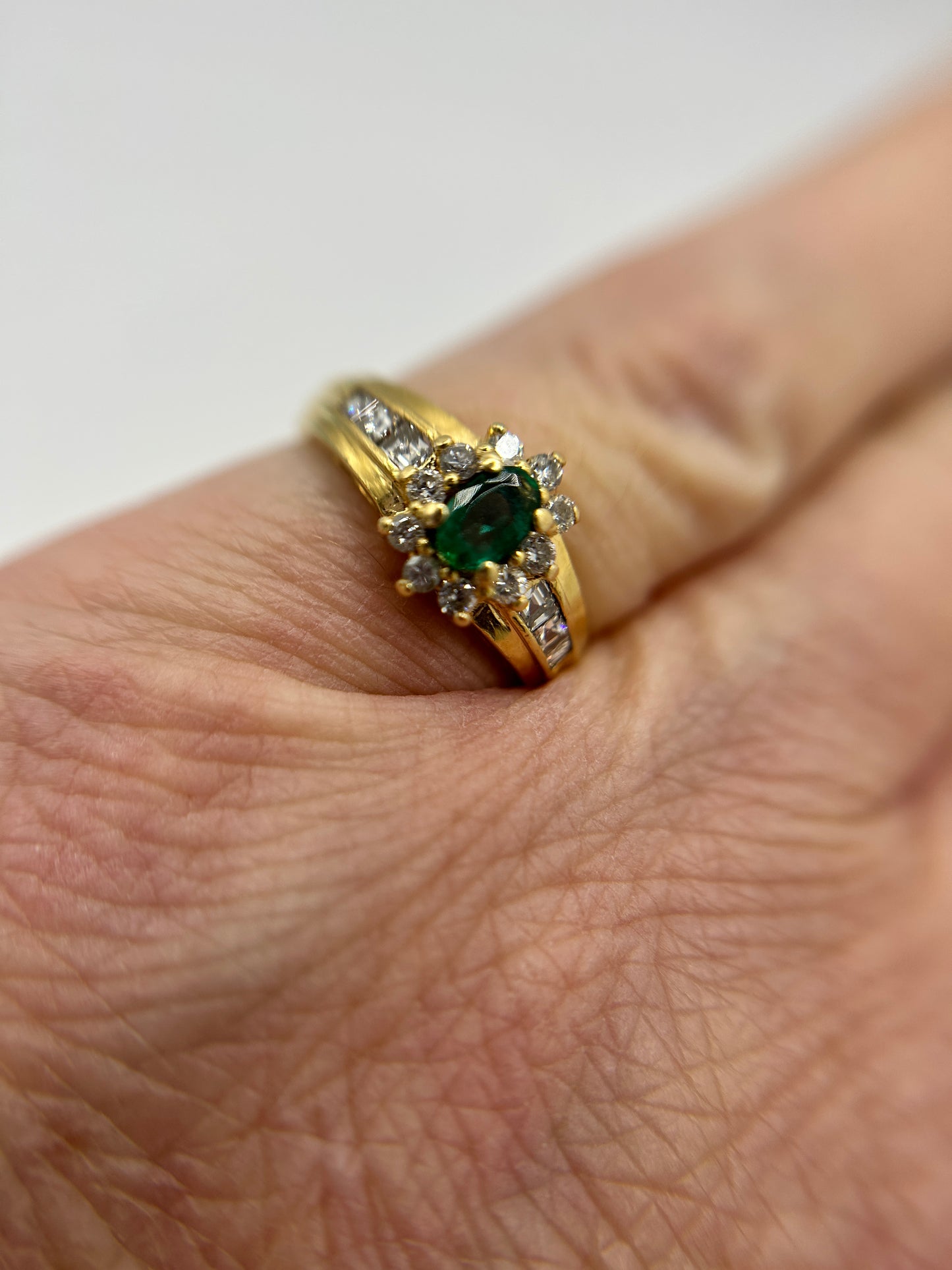 18ct Yellow Gold Emerald & Diamond Cluster Ring (3.15g) Vintage