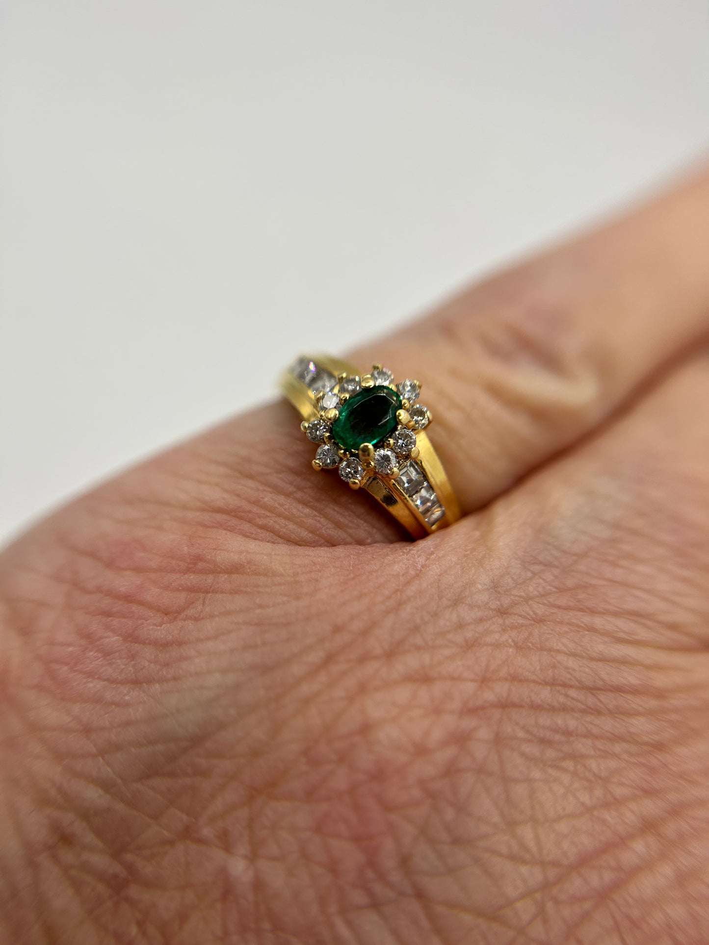 18ct Yellow Gold Emerald & Diamond Cluster Ring (3.15g) Vintage