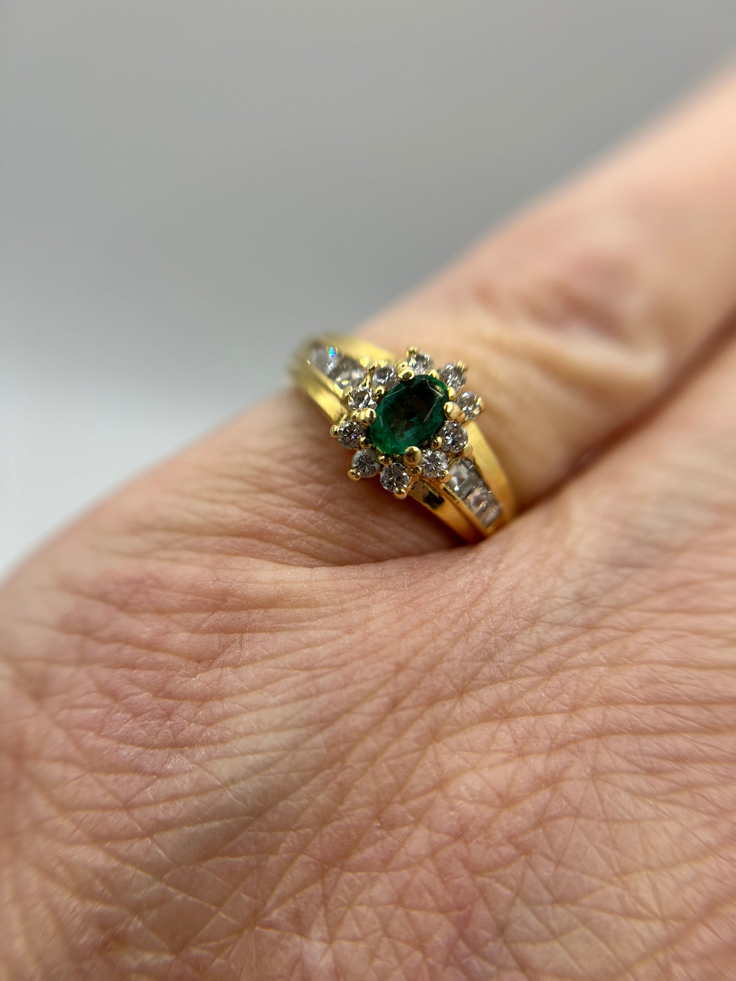 18ct Yellow Gold Emerald & Diamond Cluster Ring (3.15g) Vintage