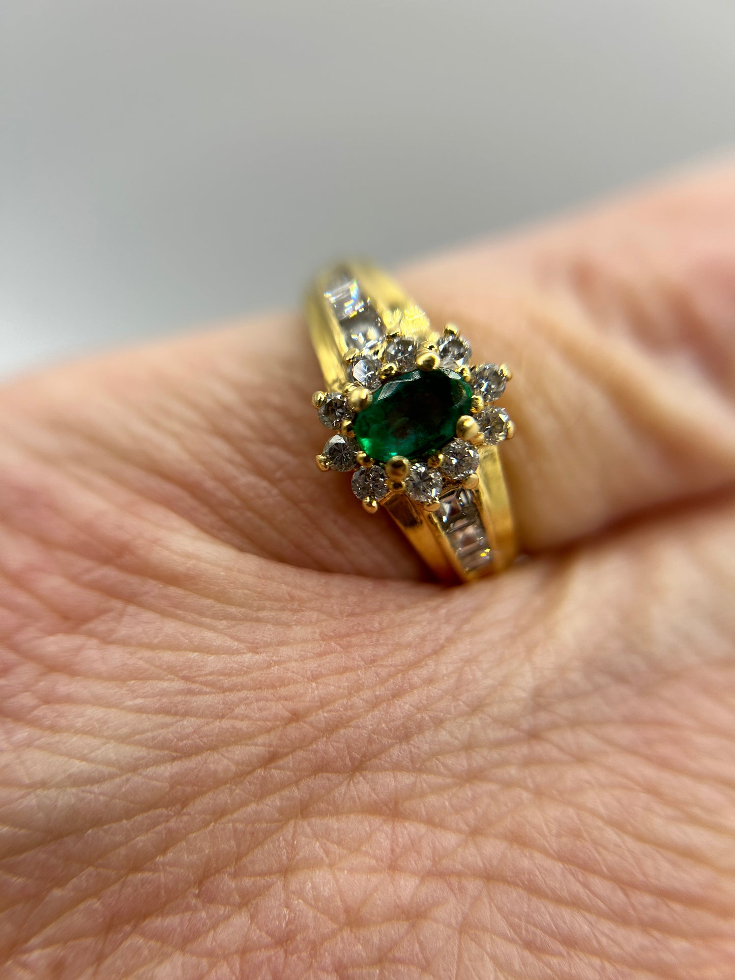 18ct Yellow Gold Emerald & Diamond Cluster Ring (3.15g) Vintage