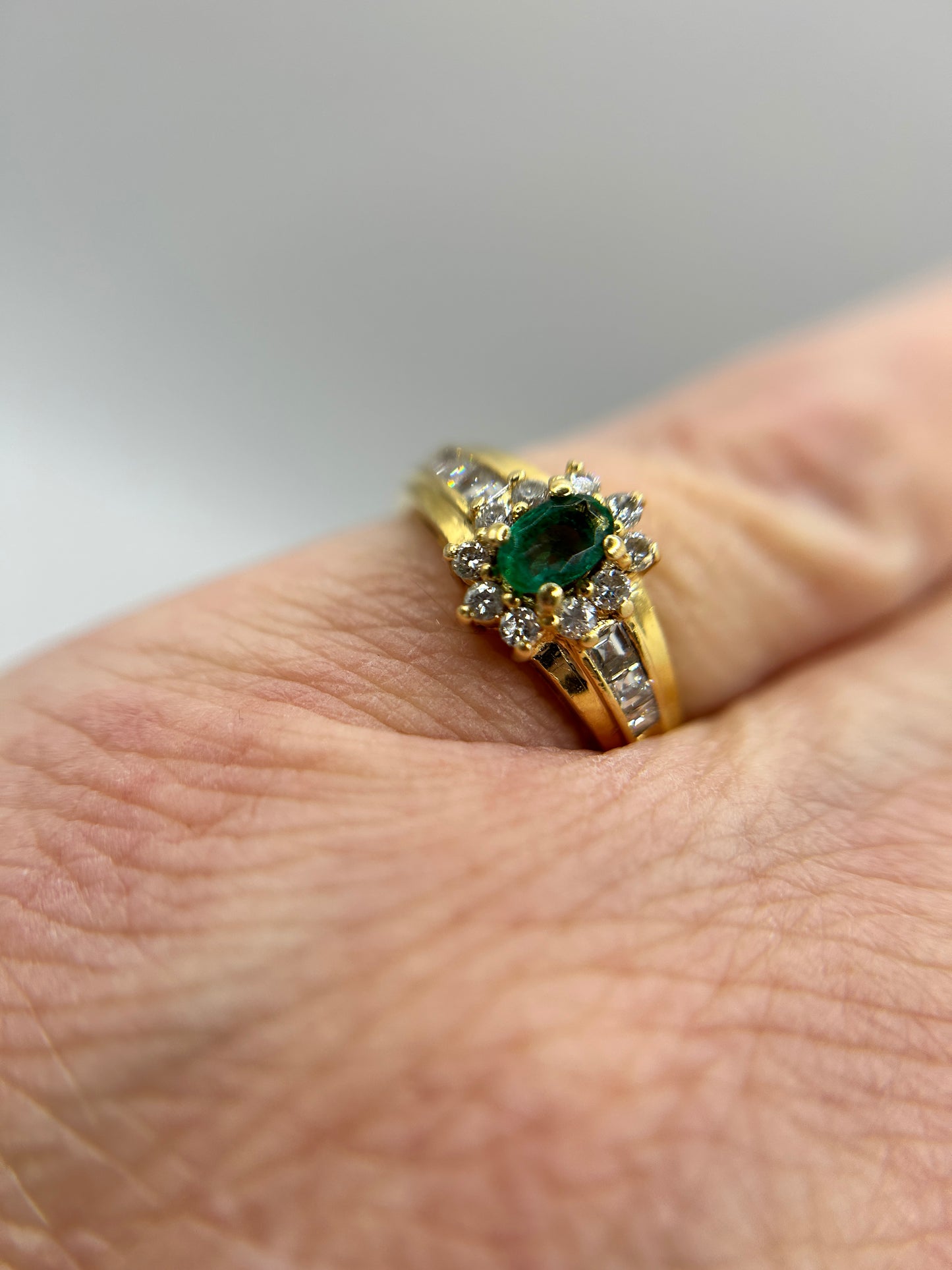 18ct Yellow Gold Emerald & Diamond Cluster Ring (3.15g) Vintage